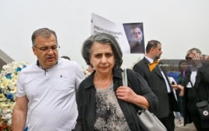 Vardanyanın şair bacısı qondarma “soyqırım” abidəsi önündə qardaşına azadlıq istədi... - FOTO