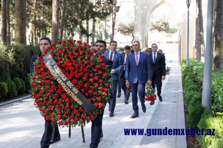 "AzerGold" QSC və törəmə şirkətlərinin kollektivi  Ulu Öndər Heydər Əliyevin məzarını ziyarət edib