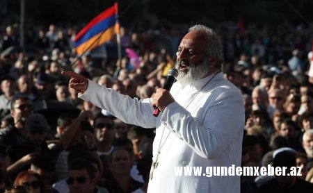 Təxribatçı keşişdən iddia: Paşinyan pul almaq üçün...