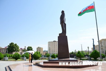 Prezident İham Əliyev Ümummilli Liderin Naxçıvan şəhərinin mərkəzində ucaldılan abidəsini ziyarət edib