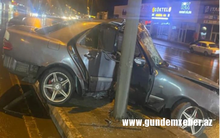 Göygöldə maşın işıq dirəyinə çırpıldı - Yaralılar var