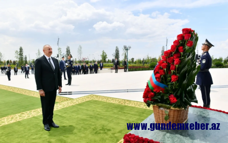 İlham Əliyev Daşkənddə Müstəqillik abidəsini ziyarət etdi
