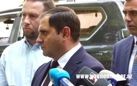 "Orduda hamamda yerə sabun düşəndə..." - Erməni nazir